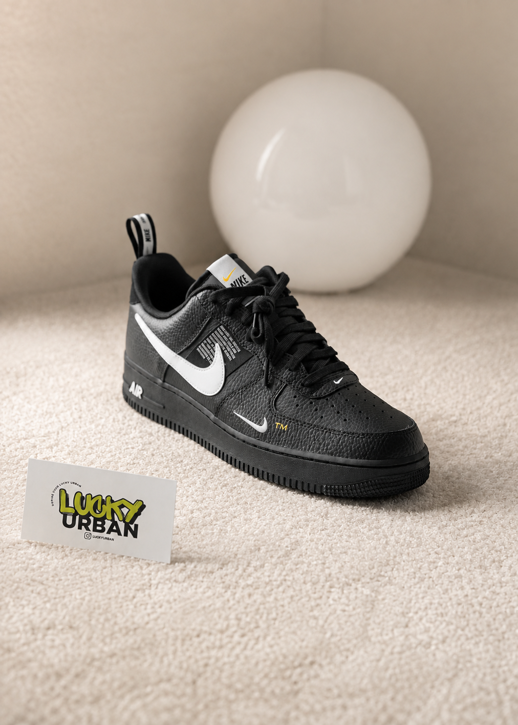 NIKE AIR FORCE 1 LOW TM PRETO / BRANCO