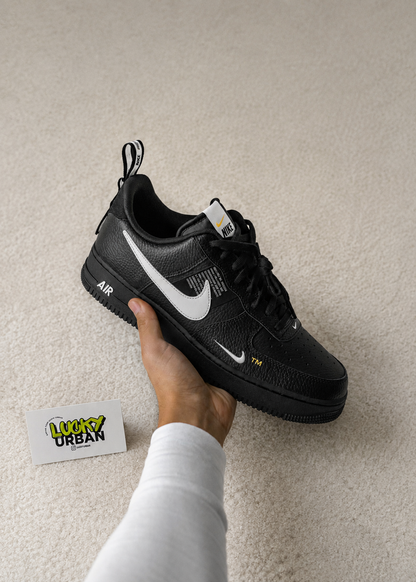 NIKE AIR FORCE 1 LOW TM PRETO / BRANCO